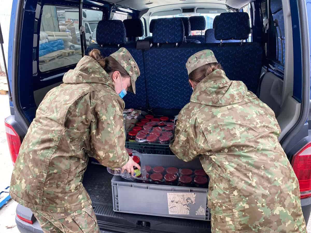 foto militarii sibieni au făcut donaţii pentru refugiaţii din ucraina