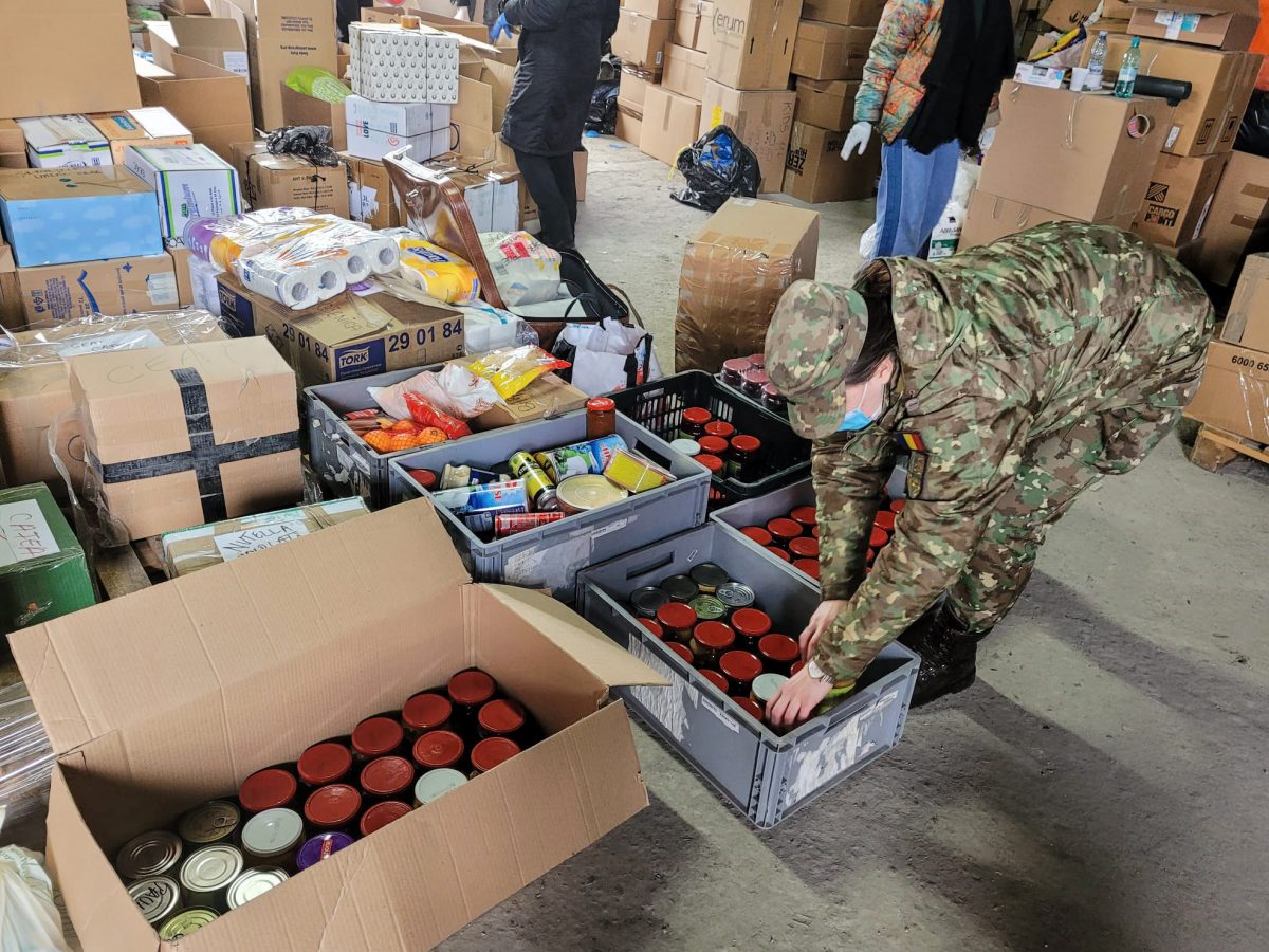 foto militarii sibieni au făcut donaţii pentru refugiaţii din ucraina