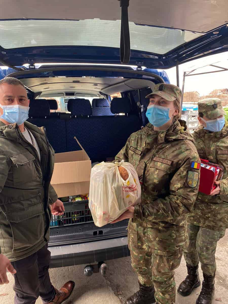 foto militarii sibieni au făcut donaţii pentru refugiaţii din ucraina