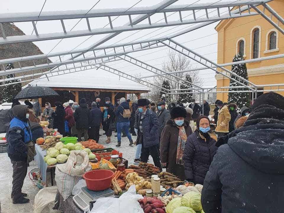 piața volantă, duminică la șelimbăr în fata primăriei