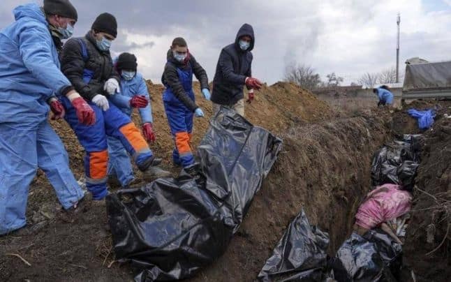 primăvara în mikolaiv a adus şi mirosul cadavrelor militarilor ruşi - civilii sunt chemaţi să ajute la strângerea lor
