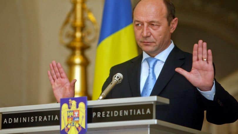 traian băsescu: "m-a luat salvarea cu vreo jumătate de oră înainte să se dea comunicatul"