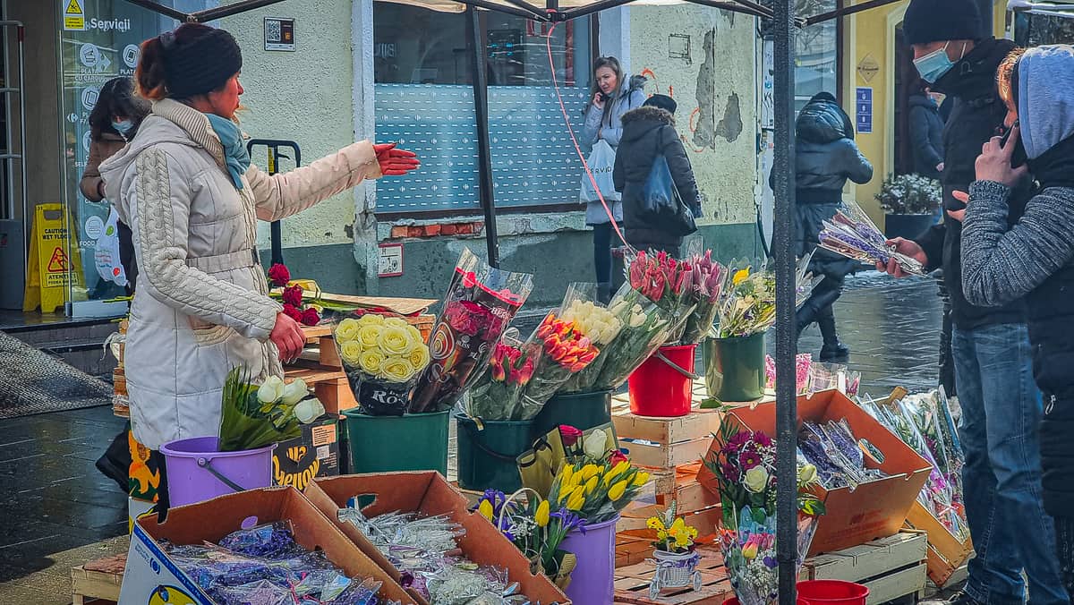 VIDEO Goana după cadoul de 8 martie la Sibiu - Florile, cele mai “vânate” de sibieni