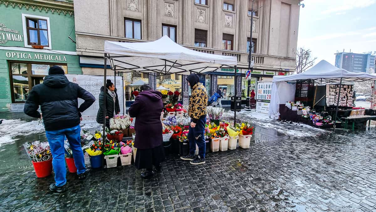 VIDEO Goana după cadoul de 8 martie la Sibiu - Florile, cele mai “vânate” de sibieni