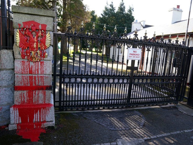 un bărbat a intrat cu un camion în poarta ambasadei rusiei din irlanda