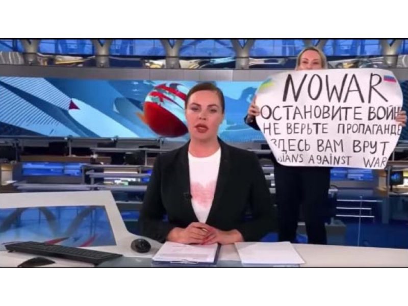 jurnalista din rusia care a protestat în direct împotriva războiului a fost eliberată - a primit doar o amendă