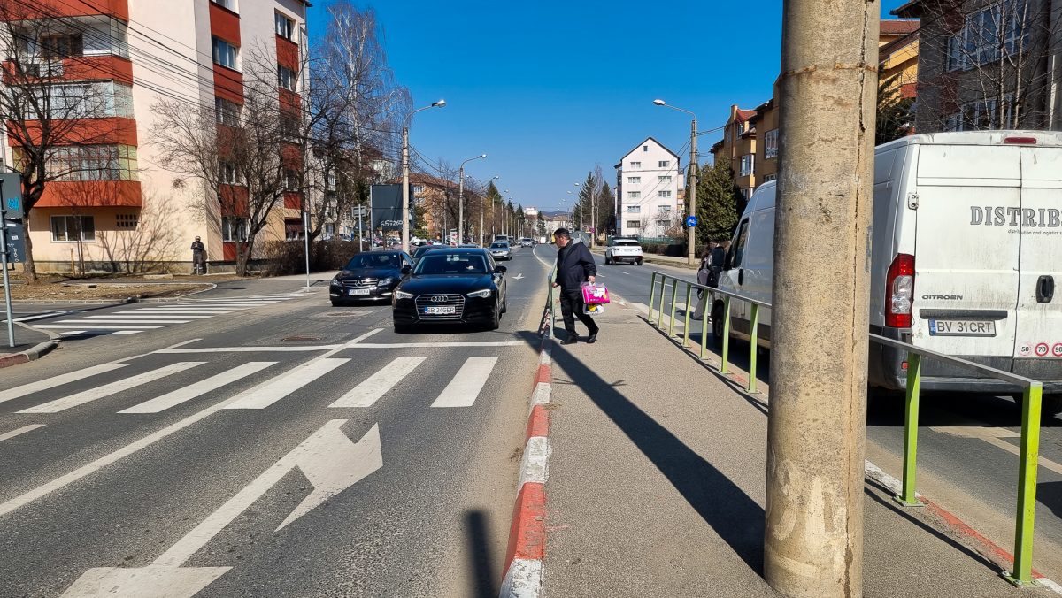 foto trecere de pietoni reconfigurată pe rahovei - „dorel” a uitat de rampa pentru cărucioare