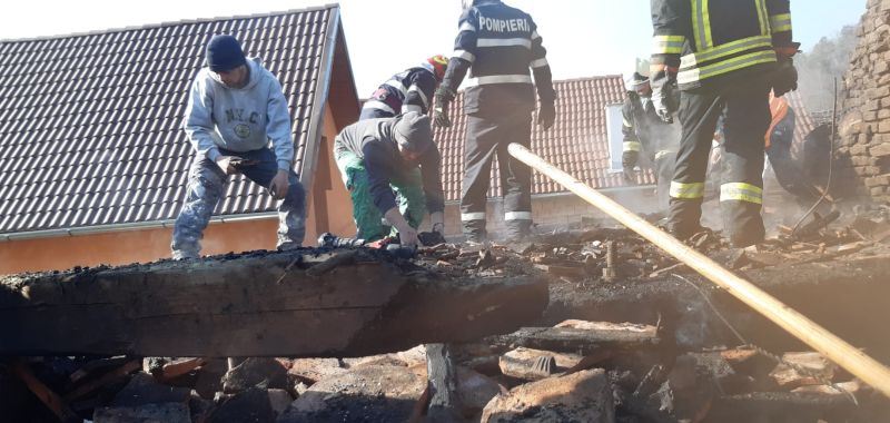 o casă a ars aproape în totalitate într-un incendiu la laslea