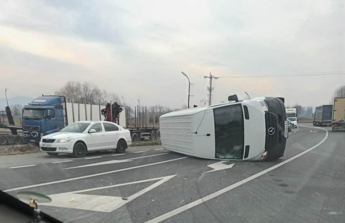 FOTO: Accident cu trei mașini pe DN1 la Avrig - Șoferiță de 20 de ani, rănită