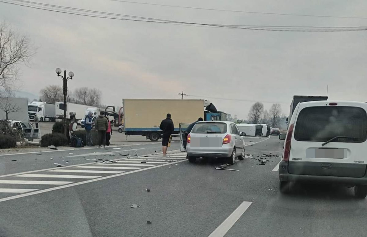 FOTO: Accident cu trei mașini pe DN1 la Avrig - Șoferiță de 20 de ani, rănită