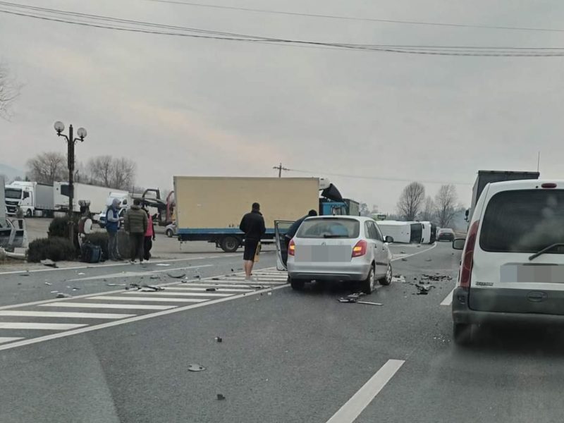 foto: accident cu trei mașini pe dn1 la avrig - șoferiță de 20 de ani, rănită