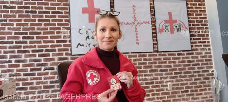 cele mai vândute mărţişoare ale crucii roşii sibiu sunt cele cu mesajul "pace" - sunt realizate de un medic din basarabia