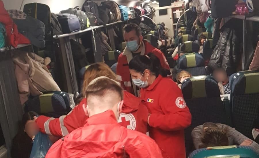 voluntarii de la crucea roșie sibiu continuă să-i ajute pe ucraineni - s-au urcat în tren să le dea pachete cu fructe