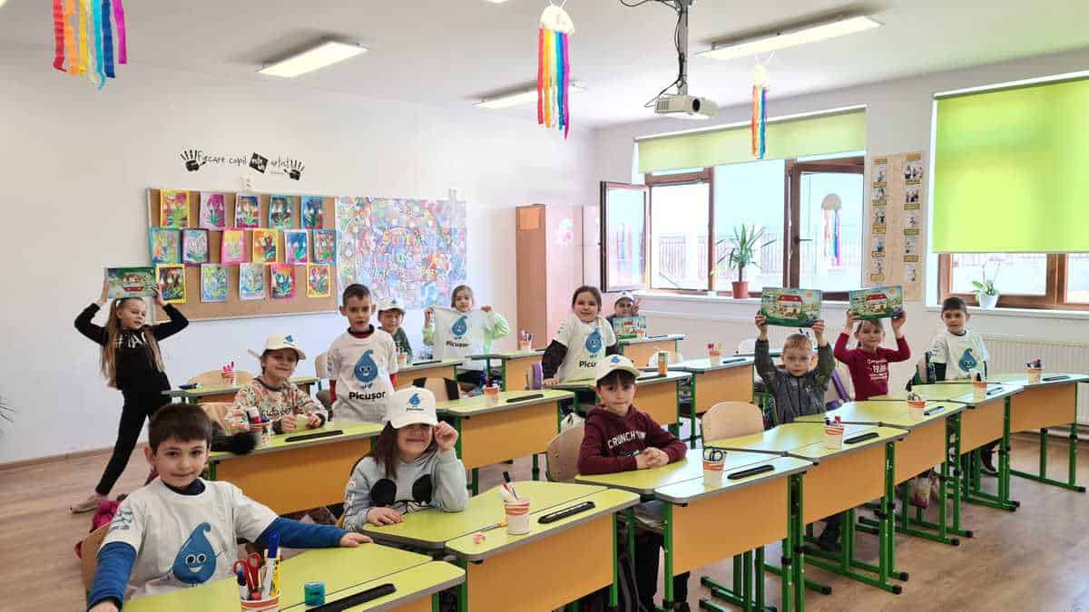foto - ziua mondiala a apei sărbătorită la sibiu cu elevi din mai multe școli din județ