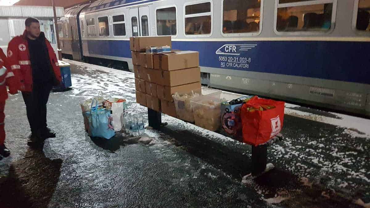 foto refugiaţii ucraineni aflaţi într-un tren care a oprit la sibiu au primit o masă caldă de la crucea roşie