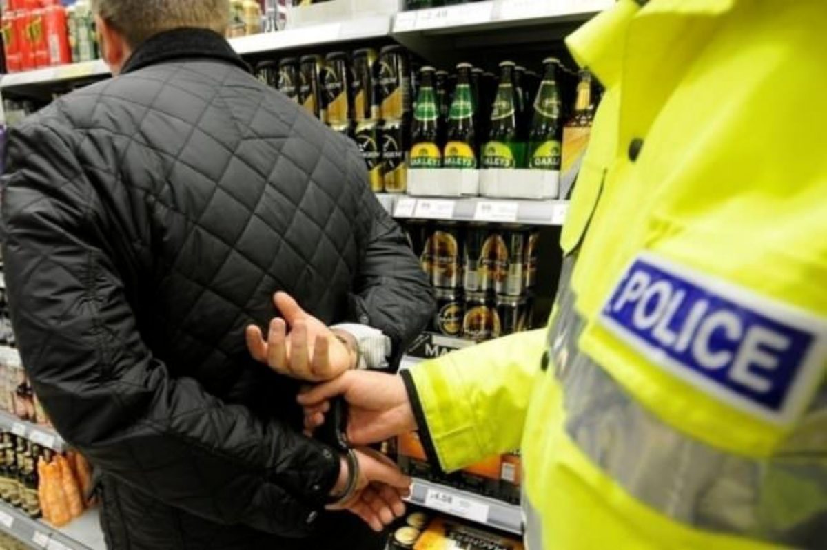 șase hoți au luat la rând toate hypermarket-urile din sibiu - sunt cercetați pentru furt și tâlhărie