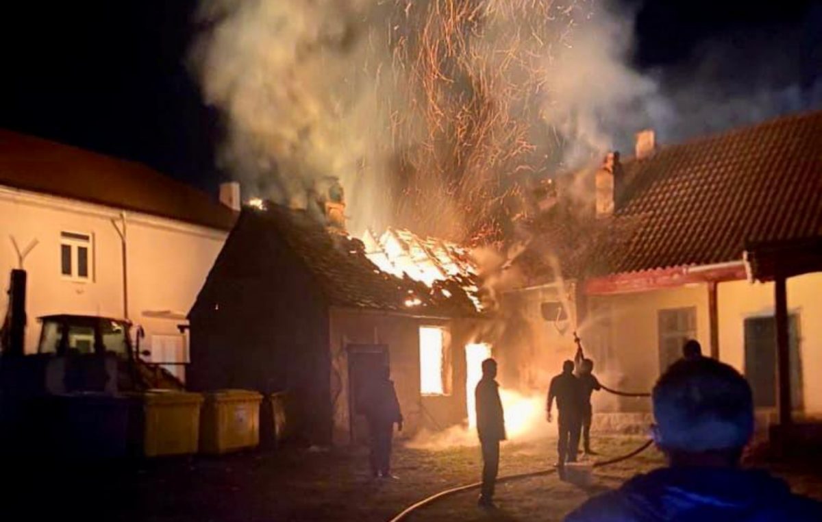 incendiu la o clădire dezafectată din alțâna - pericol de extindere la poșta din localitate