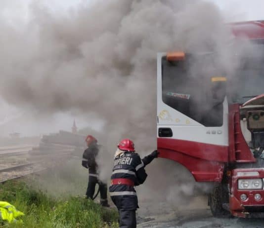 un camion a fost cuprins de flăcări pe autostrada sibiu - deva