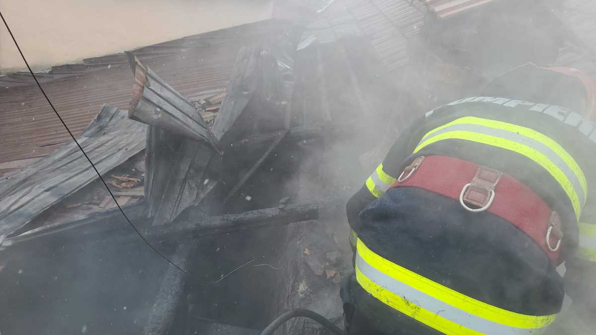 foto: incendiu la târnava - pompierii sibieni au stins focul