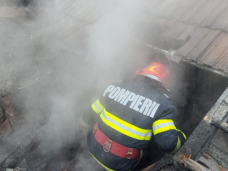 foto: incendiu la târnava - pompierii sibieni au stins focul