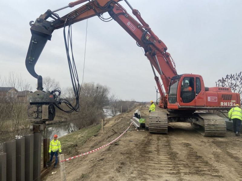 foto - a început amenajarea malurilor cibinului cu piste pentru biciclete - va fi creată și o pasarelă ciclo-pietonală