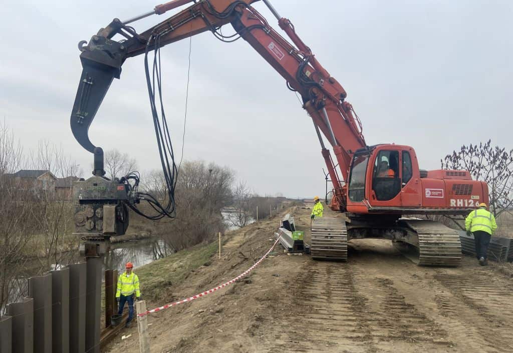 foto - a început amenajarea malurilor cibinului cu piste pentru biciclete - va fi creată și o pasarelă ciclo-pietonală