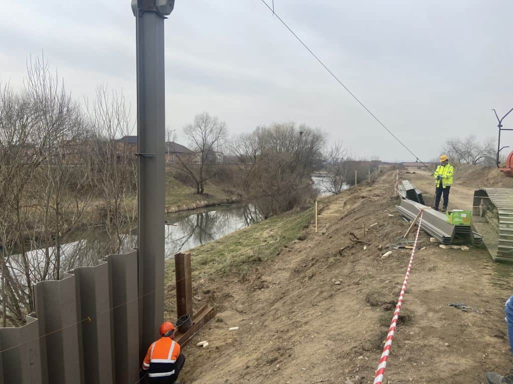 foto - a început amenajarea malurilor cibinului cu piste pentru biciclete - va fi creată și o pasarelă ciclo-pietonală