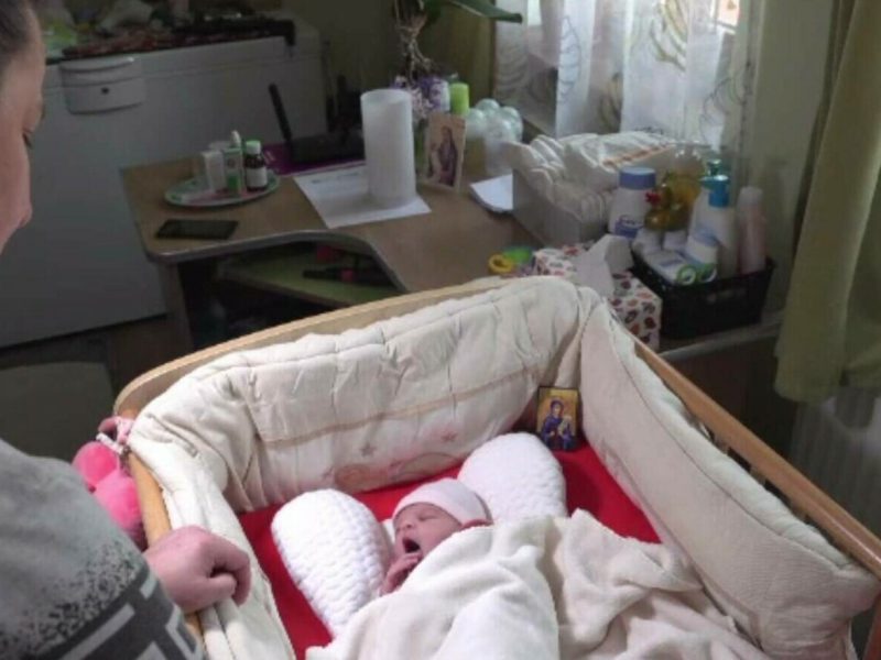 ludmila, refugiata din ucraina care a născut o fetiță la sibiu - trăiește la veștem într-o familie cu zece suflete