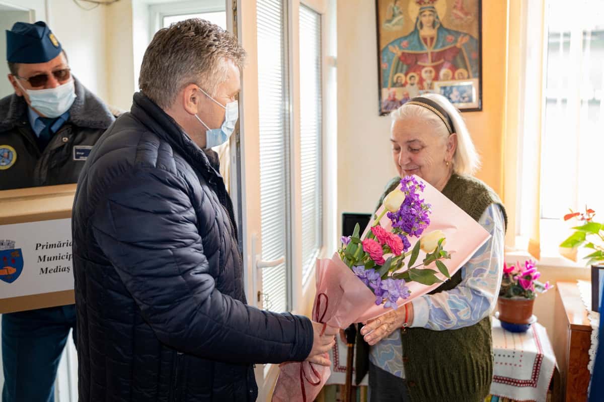 foto flori și cadouri pentru doamne veterane din mediaș de 8 martie