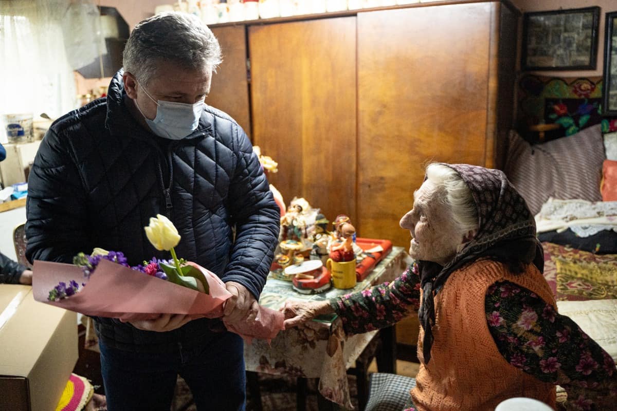 foto flori și cadouri pentru doamne veterane din mediaș de 8 martie