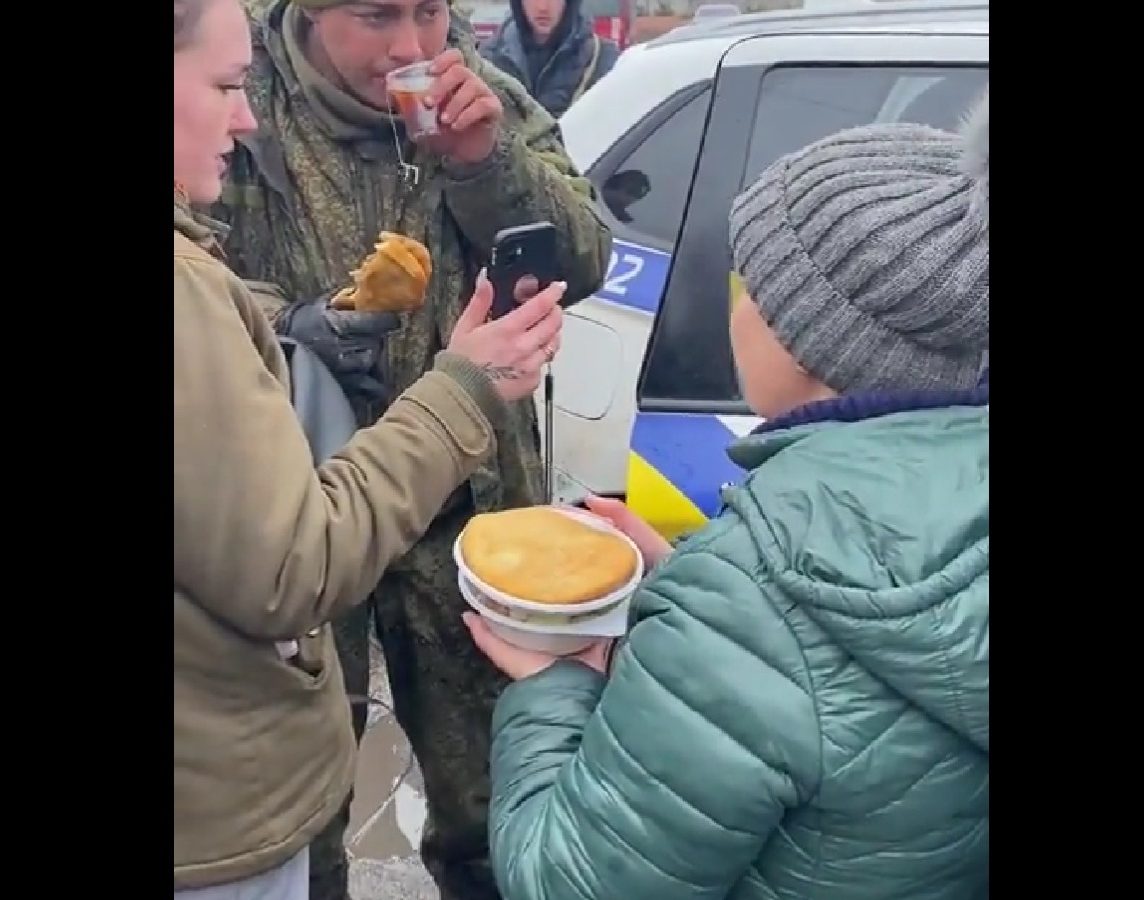 VIDEO - Ucrainenii ajută un soldat rus - L-au hrănit și l-au lăsat să-și sune familia