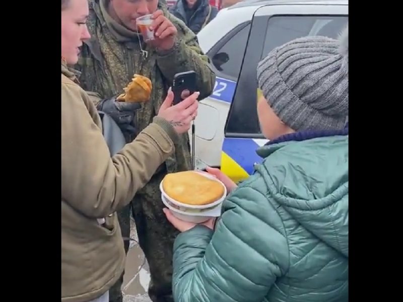 video - ucrainenii ajută un soldat rus - l-au hrănit și l-au lăsat să-și sune familia