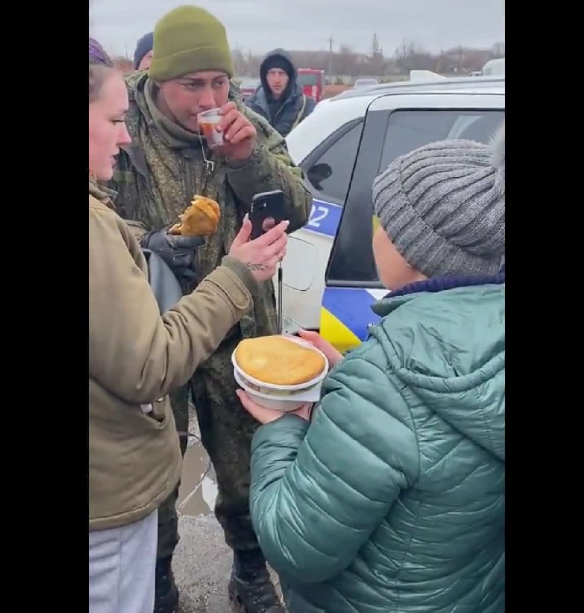 video - ucrainenii ajută un soldat rus - l-au hrănit și l-au lăsat să-și sune familia