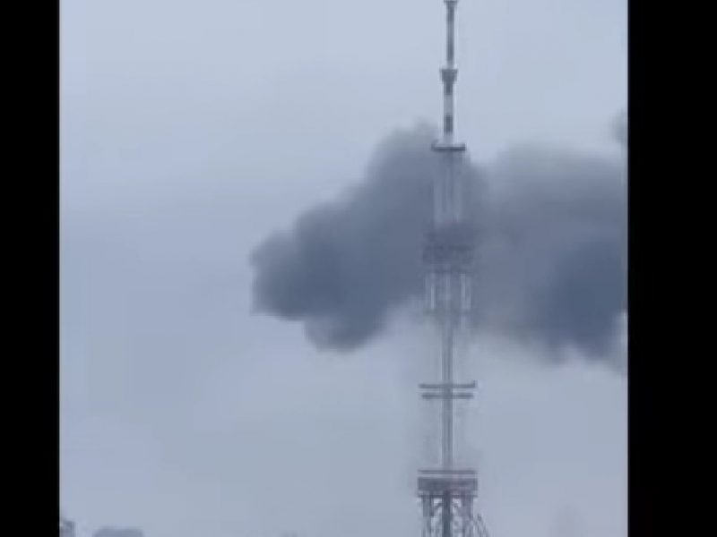 video - rușii au atacat cu o rachetă turnul televiziunii din kiev - transmisia tv a picat