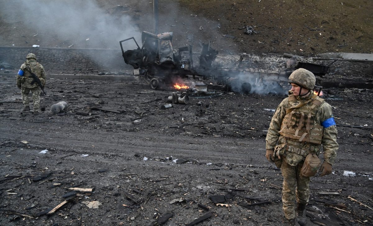 militarii ruși au incercuit orașul kiev, iar mariupol este bombardat intens