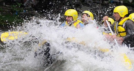 o barcă de rafting s-a răsturnat pe râul jiu – opt persoane căutate