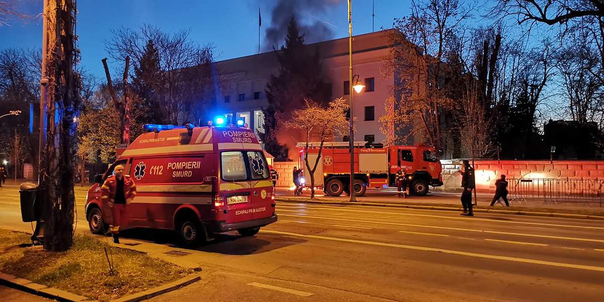 foto - o maşină a luat foc după ce s-a izbit de gardul ambasadei rusiei la bucureşti - şoferul a murit