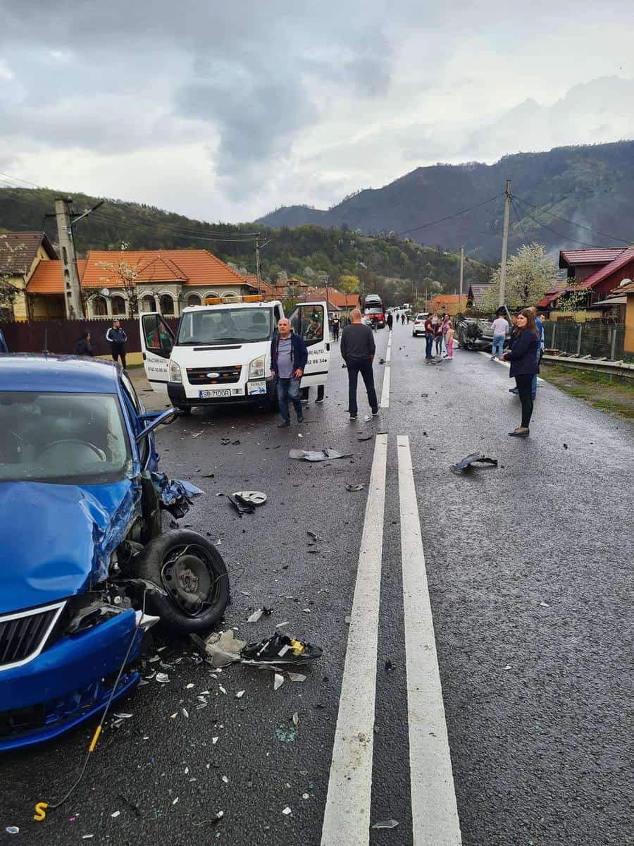 FOTO Accident pe Valea Oltului - Trafic blocat după ce două maşini s-au ciocnit