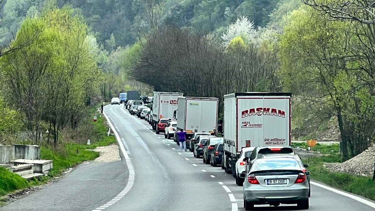 FOTO Accident pe Valea Oltului - Trafic blocat după ce două maşini s-au ciocnit