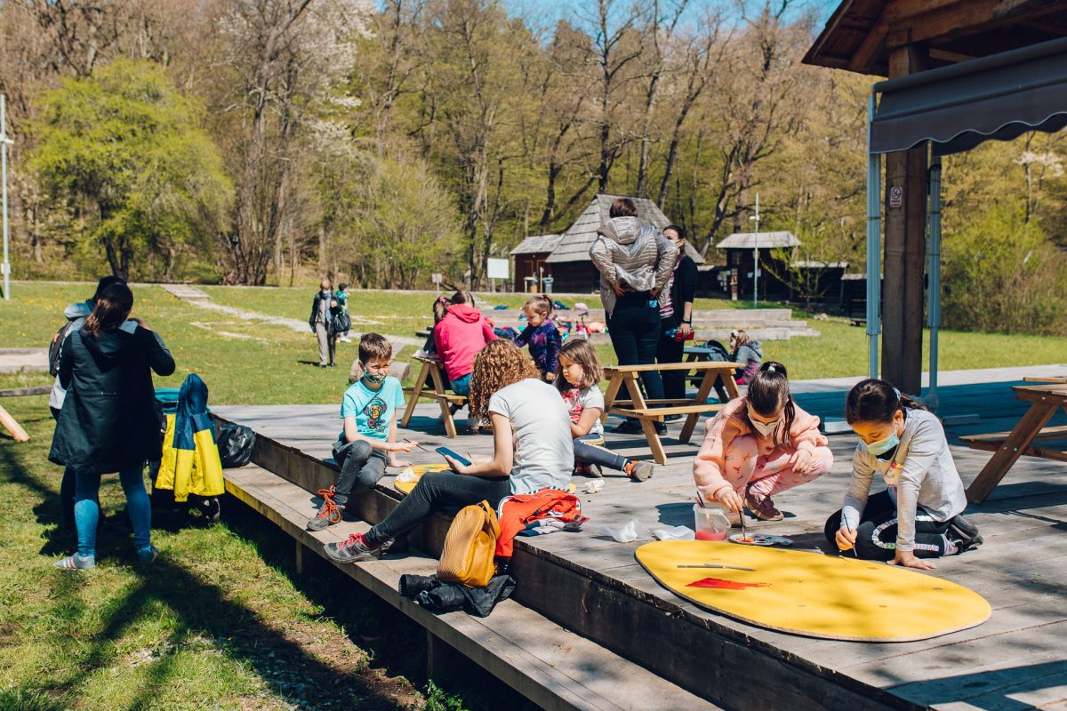 foto expoziţie de ouă uriaşe la muzeul în aer liber