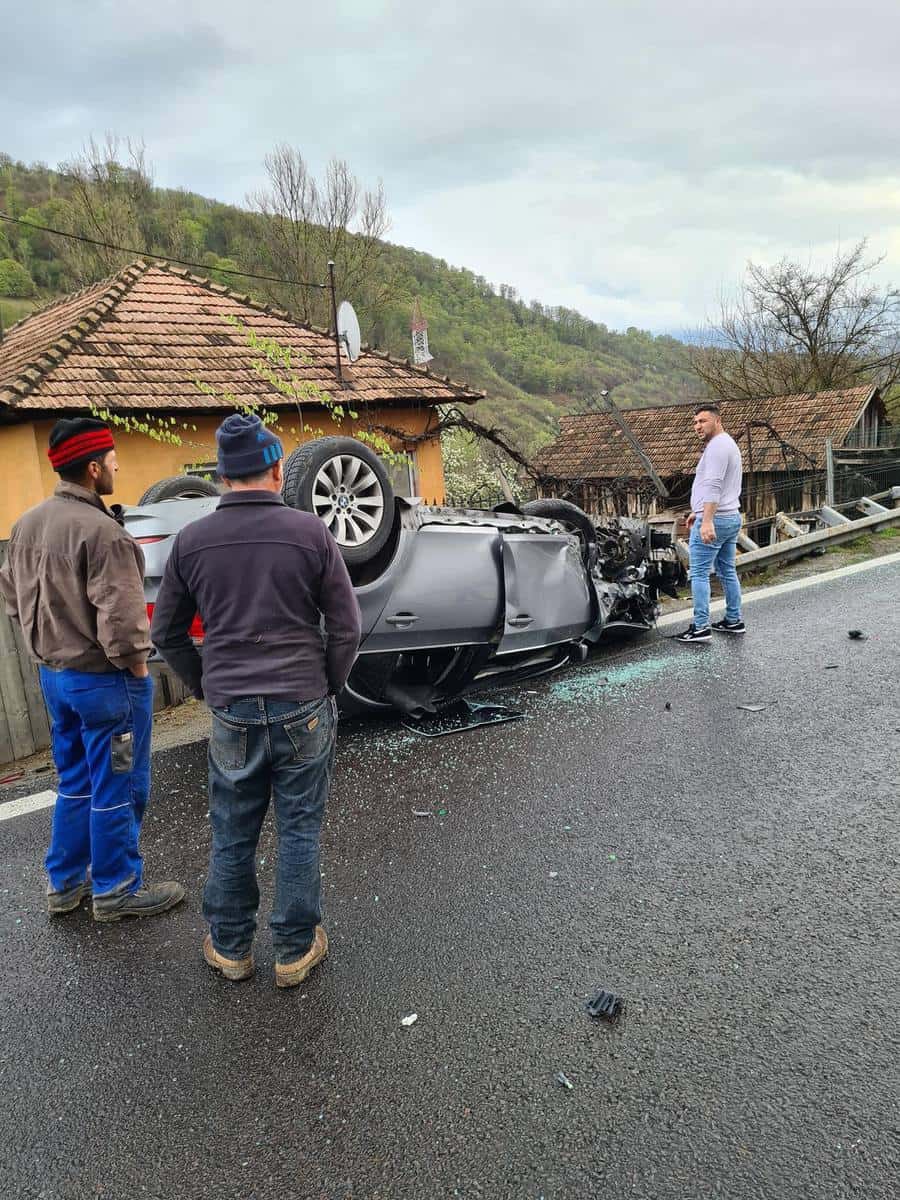 FOTO Accident pe Valea Oltului - Trafic blocat după ce două maşini s-au ciocnit