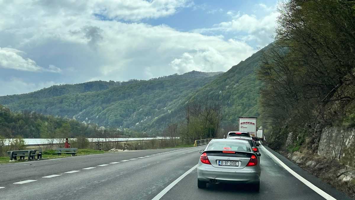 FOTO Accident pe Valea Oltului - Trafic blocat după ce două maşini s-au ciocnit