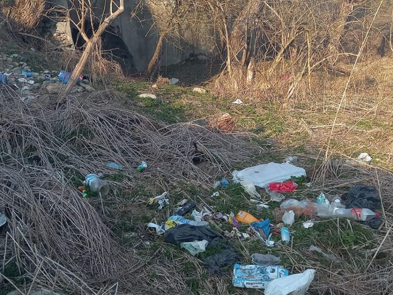 două femei au fost amendate de primăria avrig după ce au aruncat gunoiul într-un loc nepermis