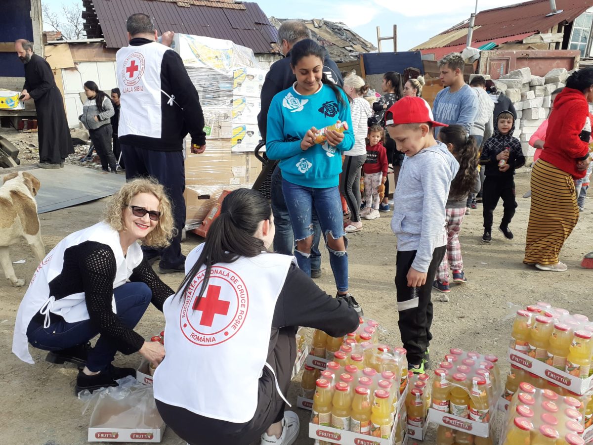 îmbrăcămine şi încălţăminte pentru 100 de familii nevoiaşe din guşteriţa, de la crucea roşie sibiu