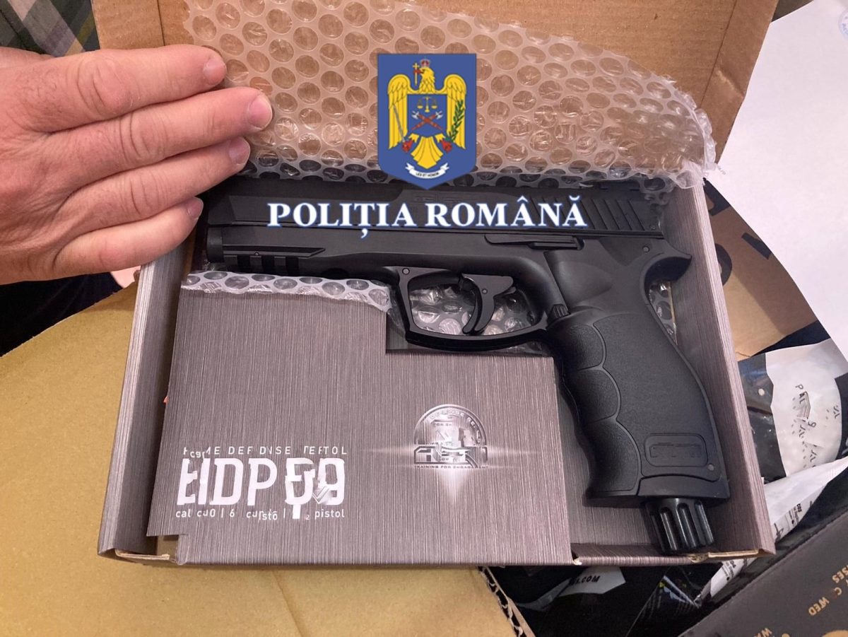 Adevărat arsenal găsit de polițiști - Aproape 90 de arme și peste 1.200 cartușe