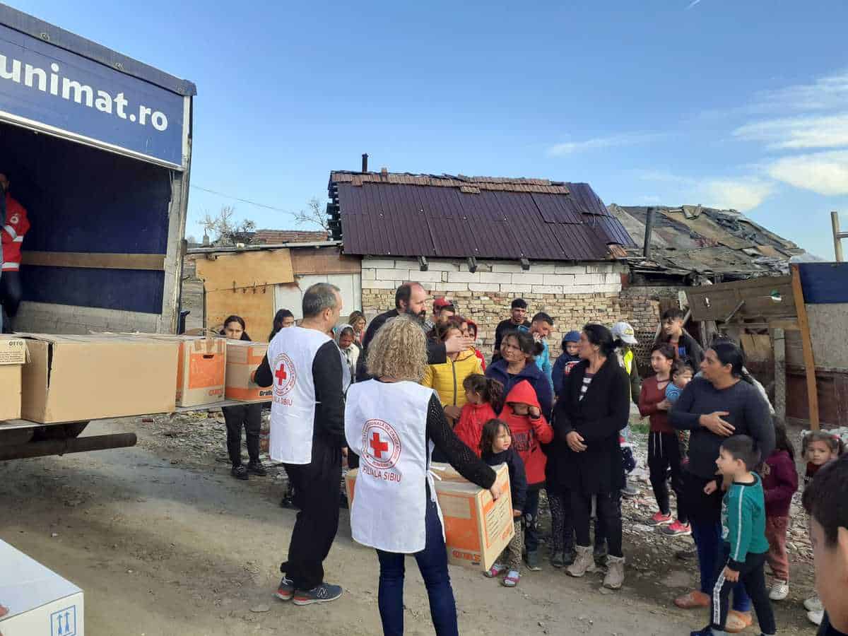 îmbrăcămine şi încălţăminte pentru 100 de familii nevoiaşe din guşteriţa, de la crucea roşie sibiu