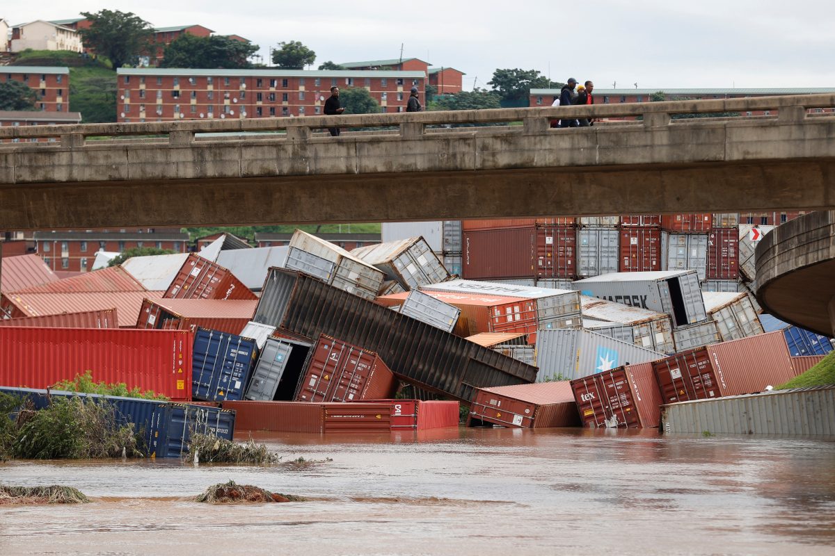 foto video furtuna a distrus un port din africa de sud - 60 de oameni au murit
