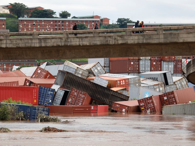 foto video furtuna a distrus un port din africa de sud - 60 de oameni au murit