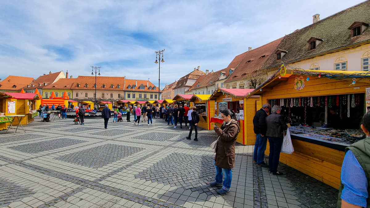 video foto s-a deschis târgul de paști din sibiu - e raiul dulciurilor și al cadourilor de sărbători