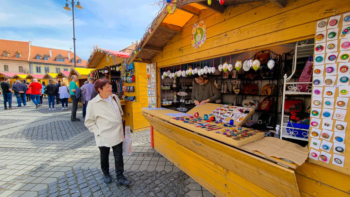 video foto s-a deschis târgul de paști din sibiu - e raiul dulciurilor și al cadourilor de sărbători